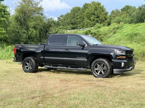 Used 2018 Chevrolet Silverado 1500 LT w/ All Star Edition AWD/4WD image 7