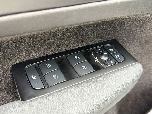 Used 2022 Volvo XC40 T5 Momentum AWD/4WD image 8