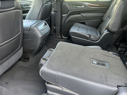 Used 2021 Cadillac Escalade Premium Luxury AWD/4WD image 17
