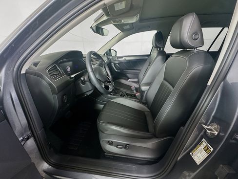 Used 2022 Volkswagen Tiguan SE w/ Panoramic Sunroof Package image 13