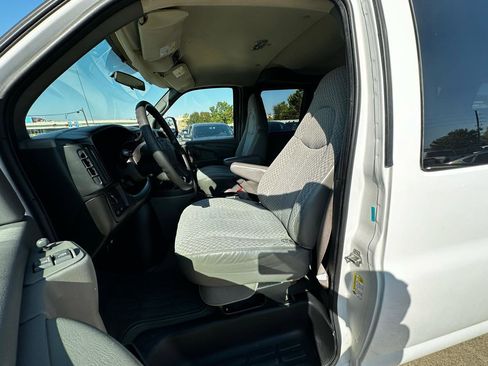 Used 2006 Chevrolet Express 3500 Passenger w/ LT Preferred Equipment Group RWD image 19