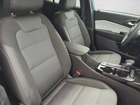 Certified 2025 Chevrolet Trax LT image 25