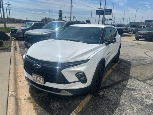 Used 2025 Chevrolet Blazer LT w/ Midnight/Sport Edition FWD image 2