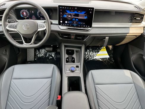 New 2025 Volkswagen Tiguan SE image 13