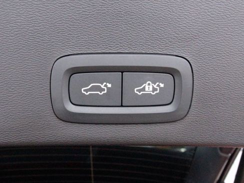 Certified 2025 Volvo XC40 B5 Plus image 37