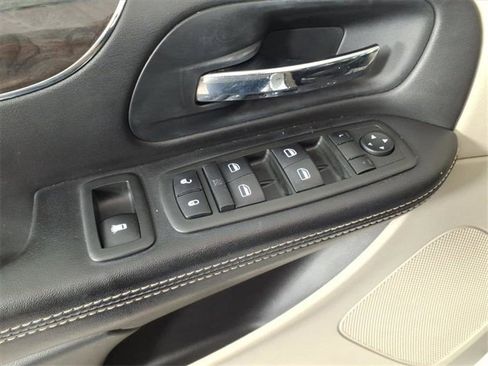 Used 2014 Chrysler Town & Country Touring-L w/ Driver Convenience Group image 18