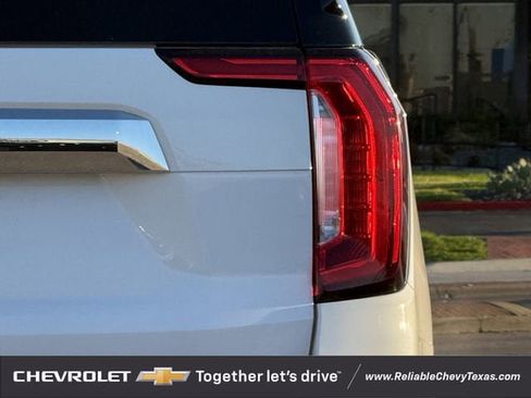 Used 2022 GMC Yukon SLT w/ SLT Premium Package image 8