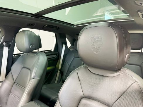 Used 2022 Porsche Cayenne Platinum Edition image 32