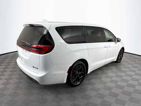 Used 2022 Chrysler Pacifica Touring-L w/ Uconnect Theater Family Group FWD image 8