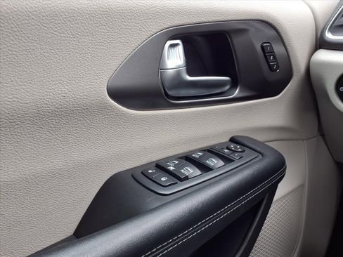 Used 2019 Chrysler Pacifica Limited image 24