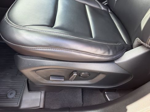 Used 2021 Ford Explorer XLT w/ Equipment Group 202A image 16