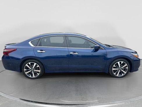 Used 2017 Nissan Altima 3.5 SR w/ Interior Lighting Package image 2