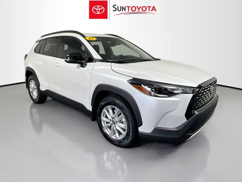 Used 2025 Toyota Corolla Cross LE FWD image 1
