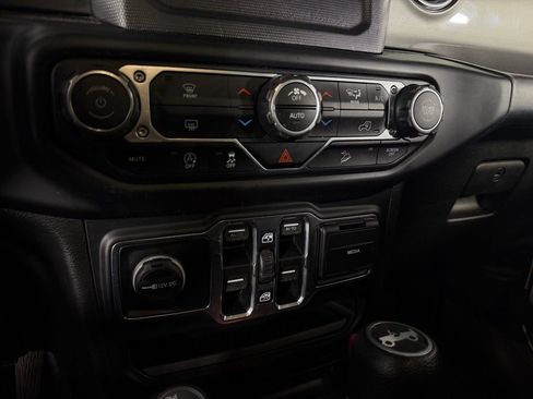 Used 2019 Jeep Wrangler Unlimited Sahara AWD/4WD image 30