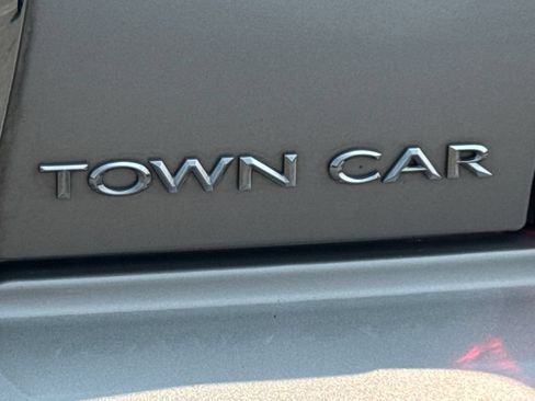 Used 2008 Lincoln Town Car Signature Limited RWD image 21