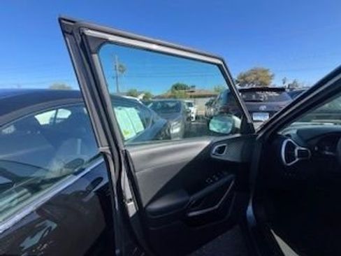 Used 2025 Kia Soul LX w/ LX Technology Package FWD image 14