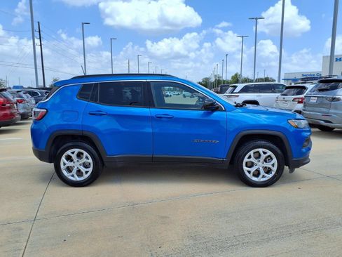 Used 2024 Jeep Compass Latitude AWD/4WD image 8