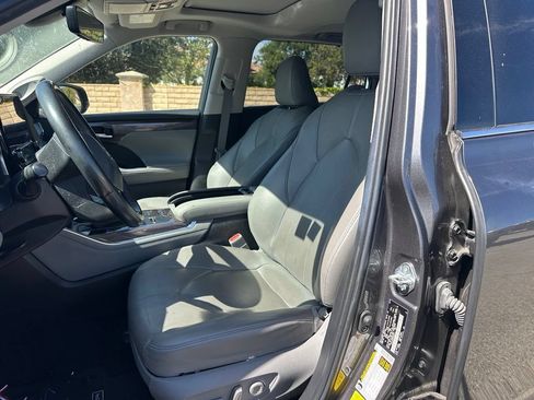 Used 2021 Toyota Highlander Limited FWD image 11
