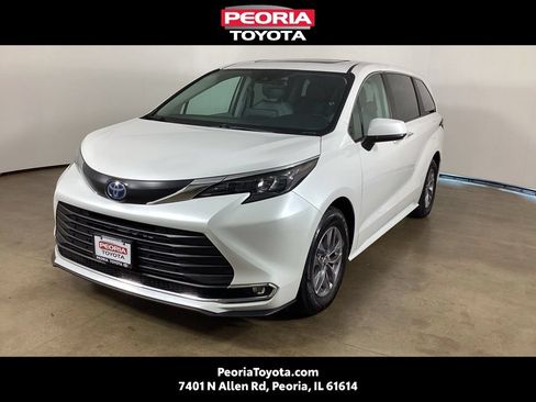 Used 2024 Toyota Sienna XLE FWD image 1
