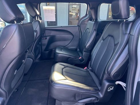 Used 2025 Chrysler Pacifica Select image 13