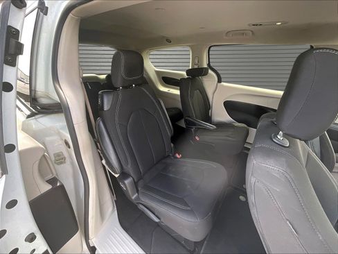 Used 2022 Chrysler Voyager LX FWD image 21
