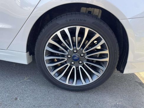 Used 2017 Ford Fusion SE w/ Fusion SE Technology Package FWD image 5