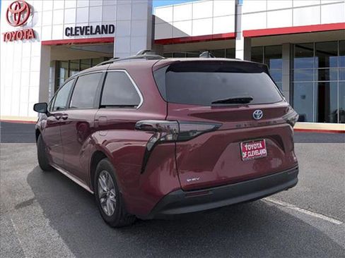 Used 2025 Toyota Sienna XLE w/ XLE Plus Package FWD image 5