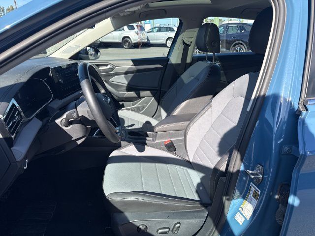 Used 2025 Volkswagen Jetta SE FWD image 15