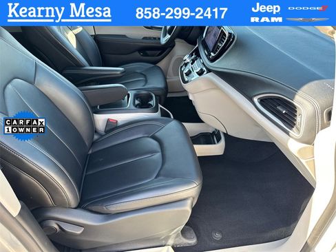 Used 2024 Chrysler Pacifica Select image 18
