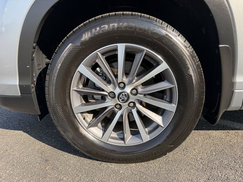 Used 2017 Toyota Highlander XLE AWD/4WD image 12