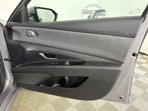 Used 2025 Hyundai Elantra Limited image 16