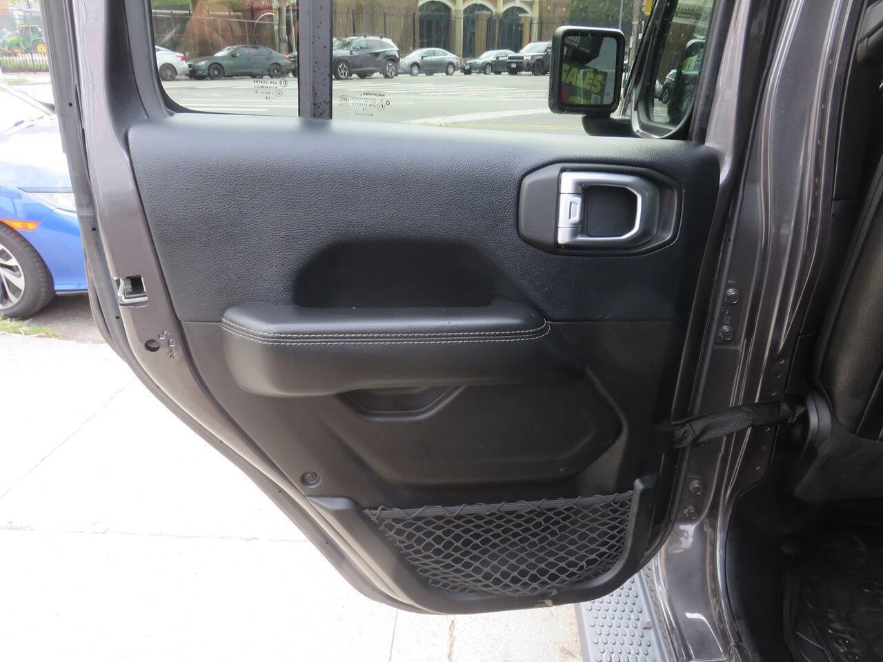 Used 2018 Jeep Wrangler Unlimited Sahara AWD/4WD image 27