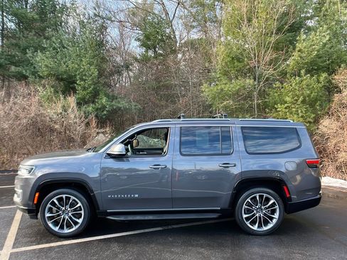 Used 2022 Jeep Wagoneer Series II w/ Premium Group I image 2