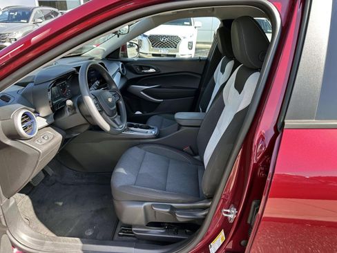 Used 2024 Chevrolet Trax LS w/ LS Convenience Package FWD image 11