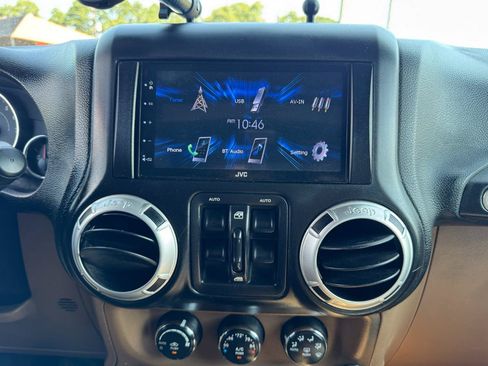 Used 2012 Jeep Wrangler Unlimited Sahara w/ Connectivity Group AWD/4WD image 43