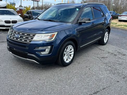 Used 2017 Ford Explorer XLT image 2