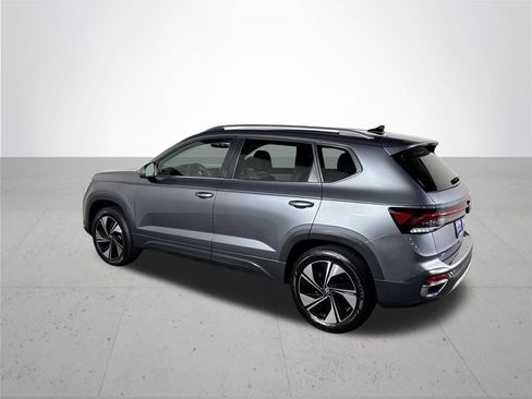 Certified 2025 Volkswagen Taos SE AWD/4WD image 10