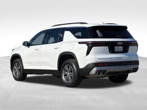 Used 2025 Chevrolet Traverse LT AWD/4WD image 3