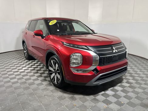 Used 2025 Mitsubishi Outlander AWD image 2