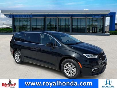 Used 2023 Chrysler Pacifica Touring-L