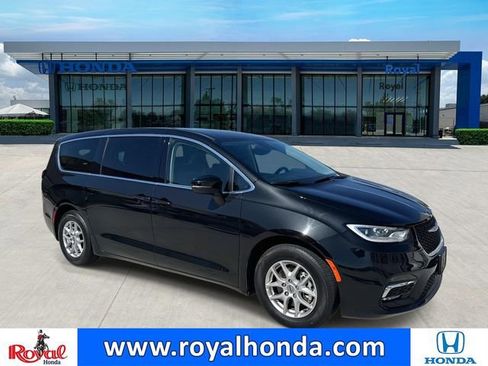 Used 2023 Chrysler Pacifica Touring-L image 1
