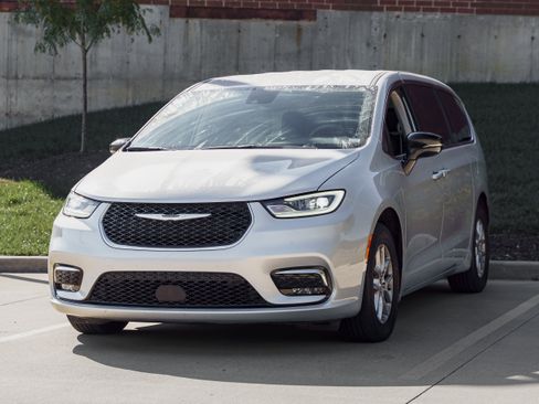 Used 2024 Chrysler Pacifica Touring-L image 7