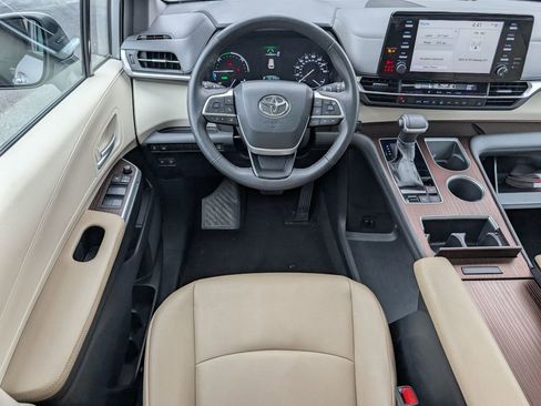 Used 2024 Toyota Sienna XLE image 14