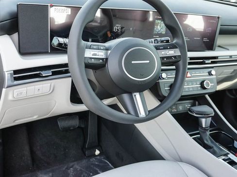 Certified 2025 Hyundai Tucson SE image 9