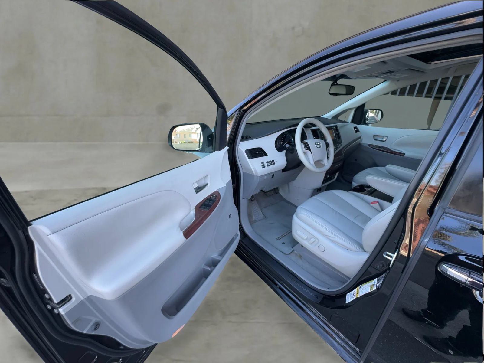 Used 2011 Toyota Sienna XLE w/ Premium Pkg FWD image 13