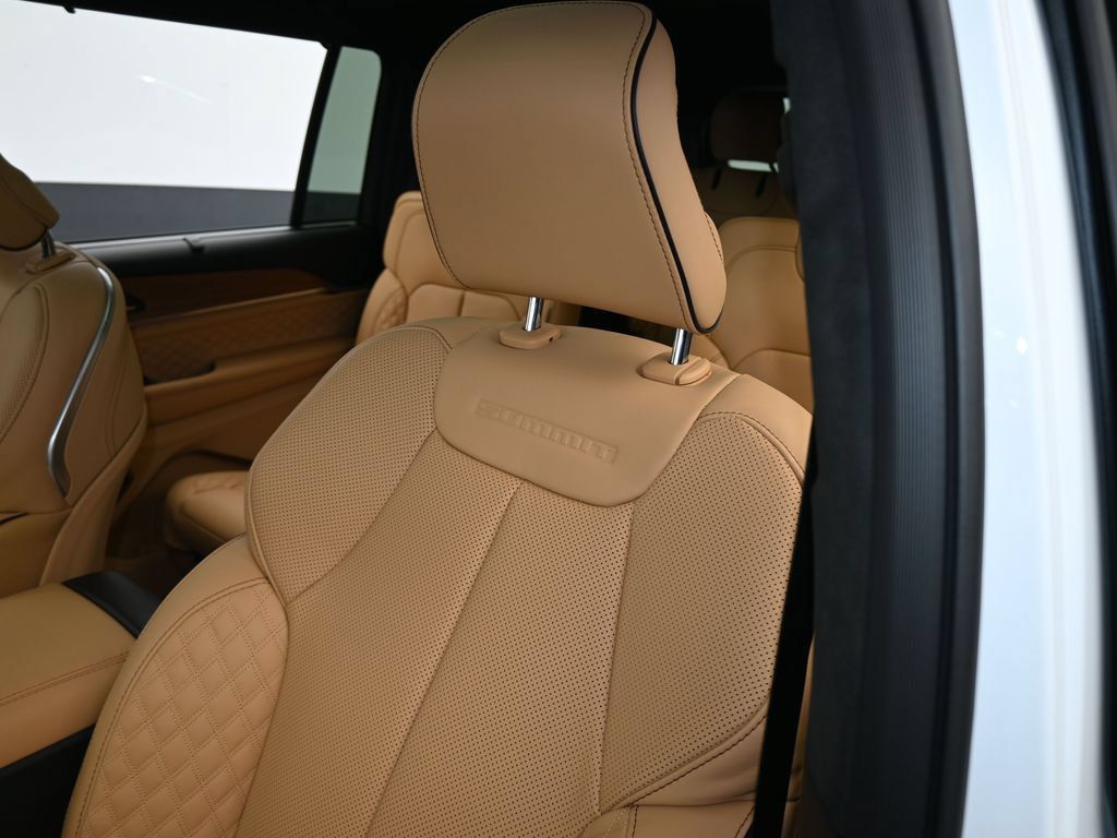 Used 2025 Jeep Grand Cherokee L Summit AWD/4WD image 17