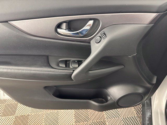 Used 2016 Nissan Rogue SV w/ SV Premium Package AWD/4WD image 19
