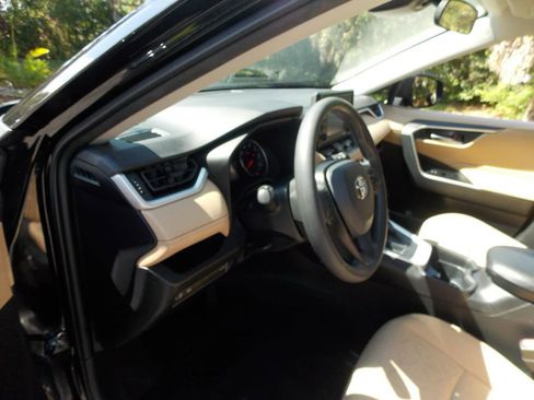 Used 2021 Toyota RAV4 XLE w/ Convenience Package FWD image 18