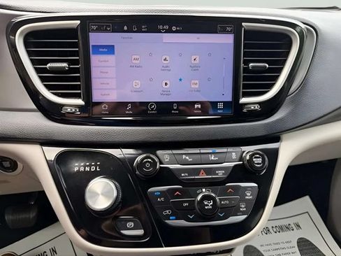 Used 2023 Chrysler Pacifica Touring-L FWD image 6