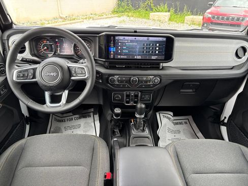 Used 2025 Jeep Wrangler Unlimited Sahara AWD/4WD image 34